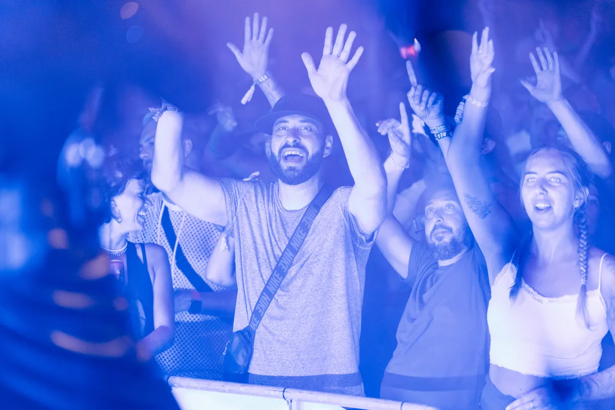 Deejay Plus beim Festival mit Musik, Publikum und Lichteffekten.